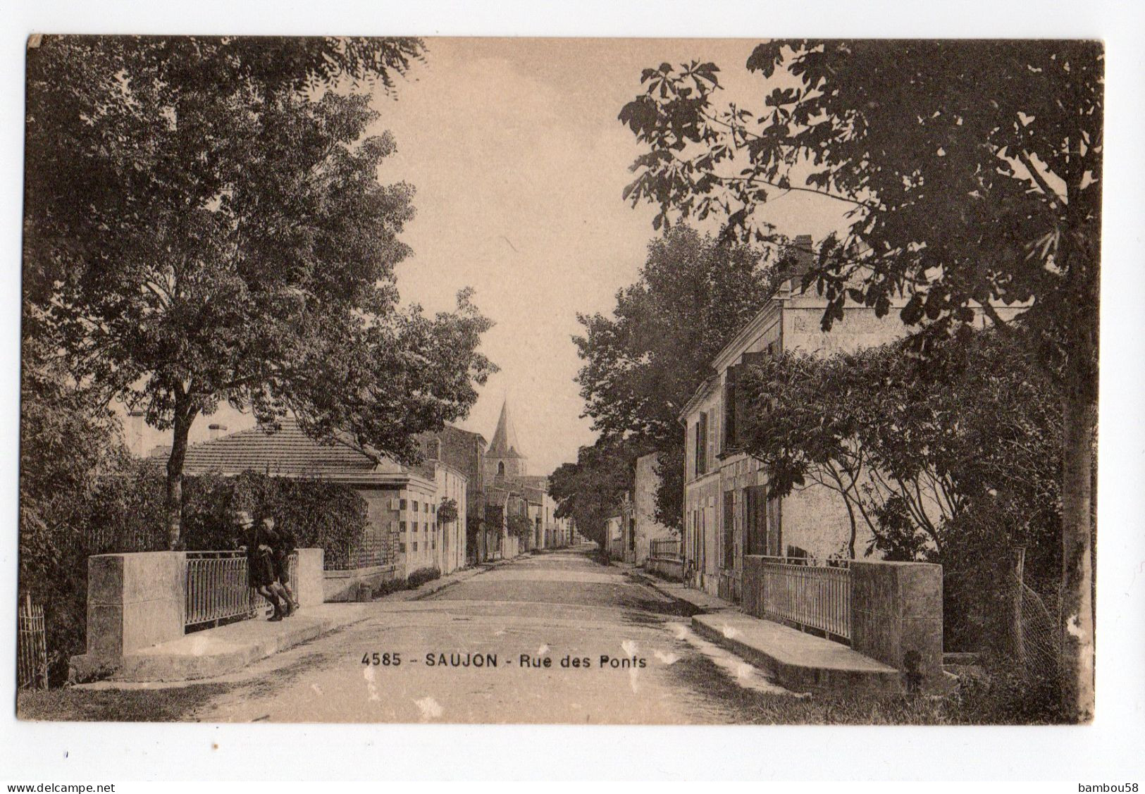 SAUJON * CHARENTE MARITIME * RUE DES PONTS * EGLISE * Carte N° 4585 * édit. Bergevin, La Rochelle - Saujon