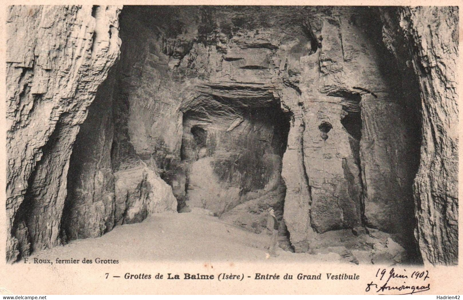 RECTO/VERSO - CPA - LA BALME LES GROTTES - ENTREE DU GRAND VESTIBULE - CACHET MARGUERITE SUR TIMBRE - La Balme-les-Grottes