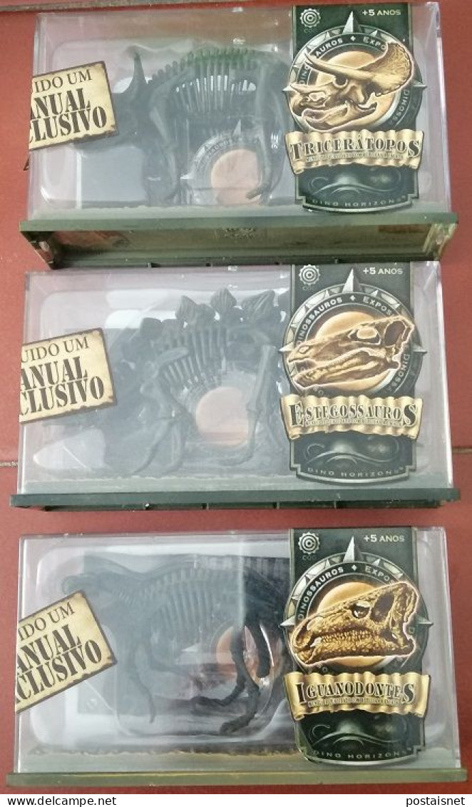 Lote 3 Dinossauros Em Caixa; 4 Porta-chaves; 1 Réplica Fóssil; Autocolantes; Réplica Para Montar - Jurassic Park