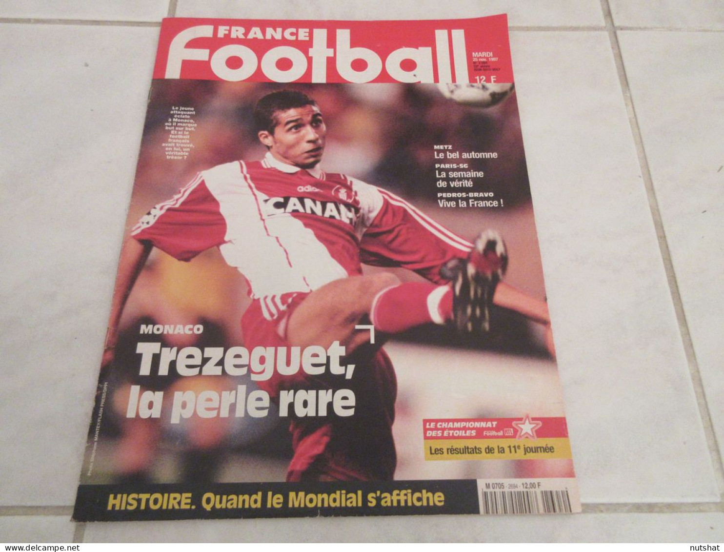 FRANCE FOOTBALL 2694 25.11.1997 TREZEGUET WEAH RONALDO AFFICHES COUPES Du MONDE  - Altri & Non Classificati