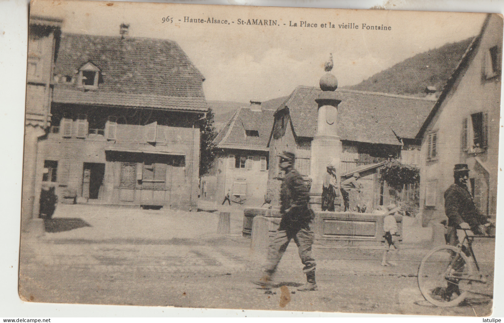 Saint Amarin  68  La Place Et La Vieille Fontaine Et Rue Animées - Saint Amarin