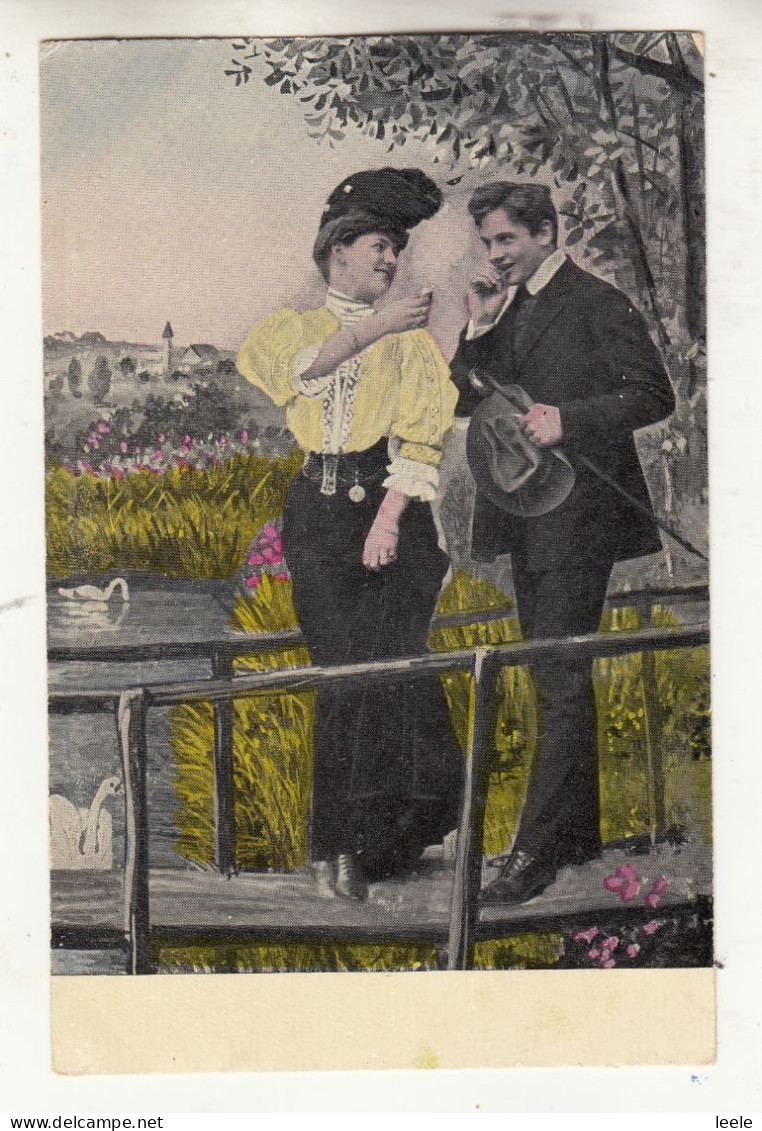 DC85. Vintage Postcard. Courting Couple Walking Over A Bridge. - Couples