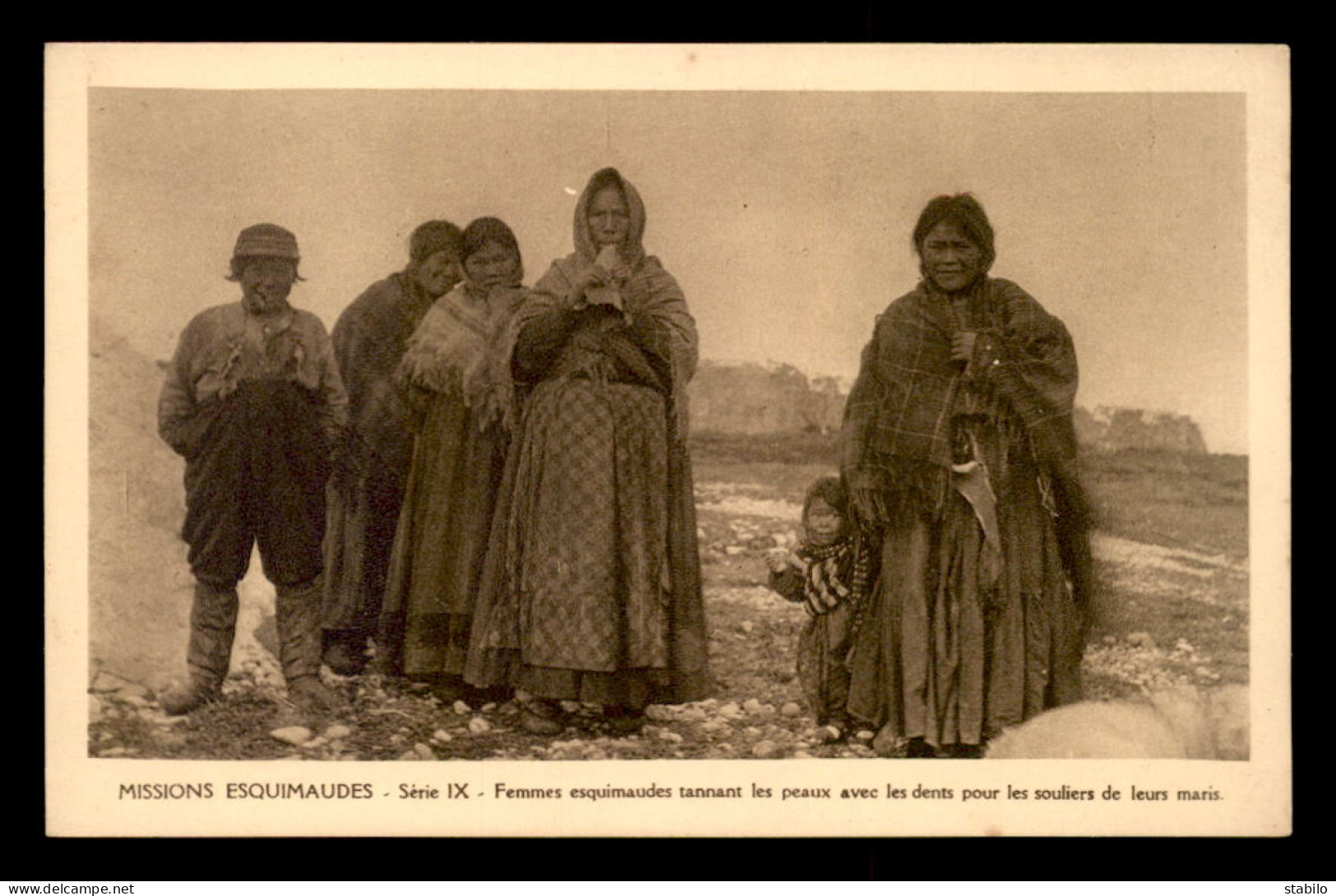 MISSIONS - ESQUIMAUDES - FEMMES TANNANT LES PEAUX AVEC LES DENTS POUR LES SOULIERS DE LEURS MARIS - Missions