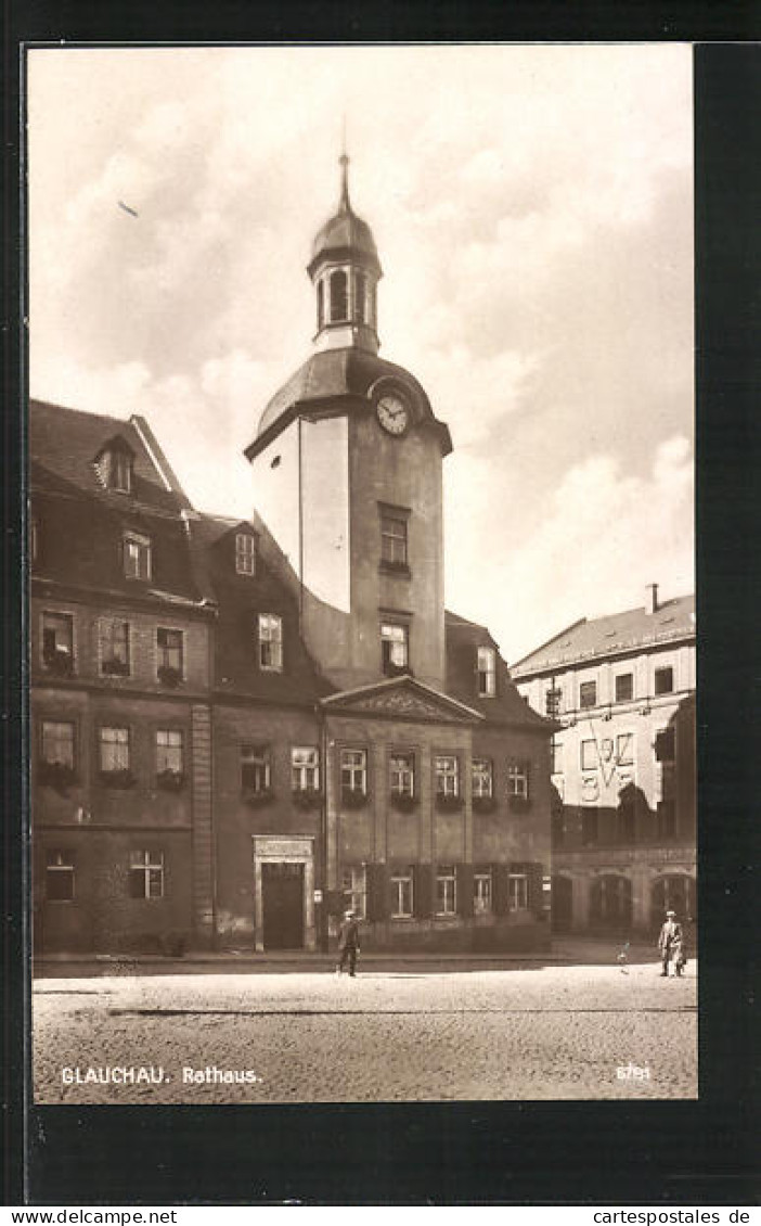 AK Glauchau, Rathaus Mit Uhrentum Und Passanten  - Glauchau