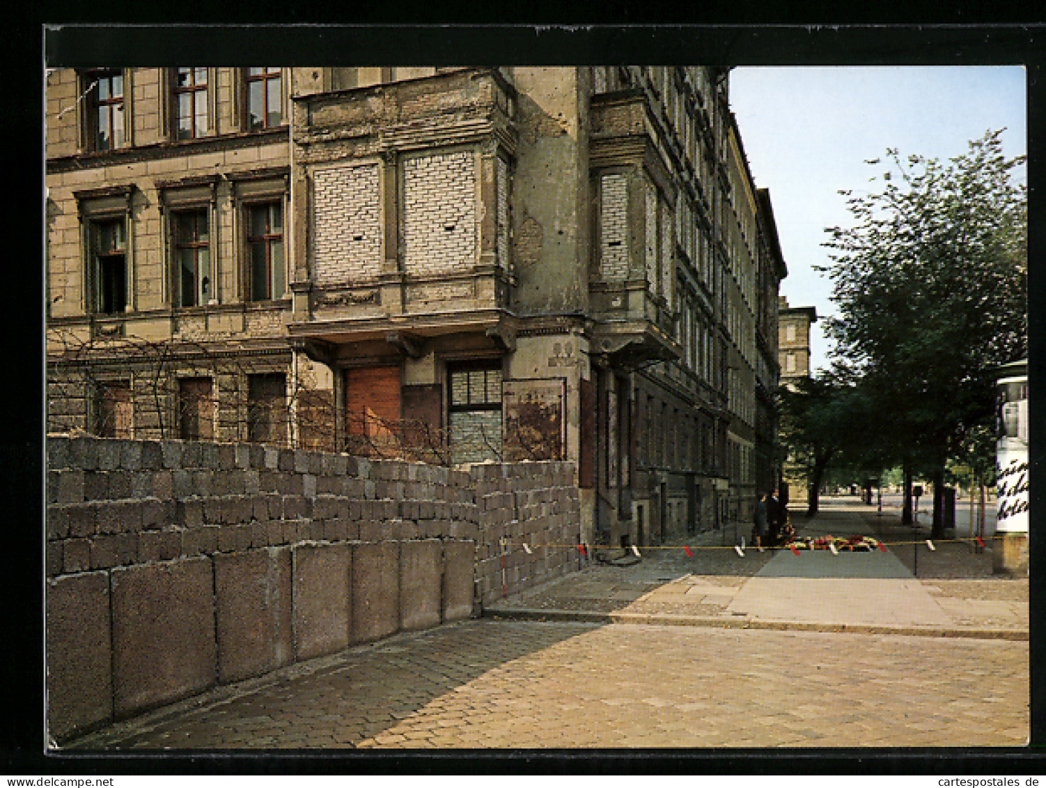 AK Berlin, Bernauer Strasse Mit Niedergelegtem Kranz, Grenze  - Douane