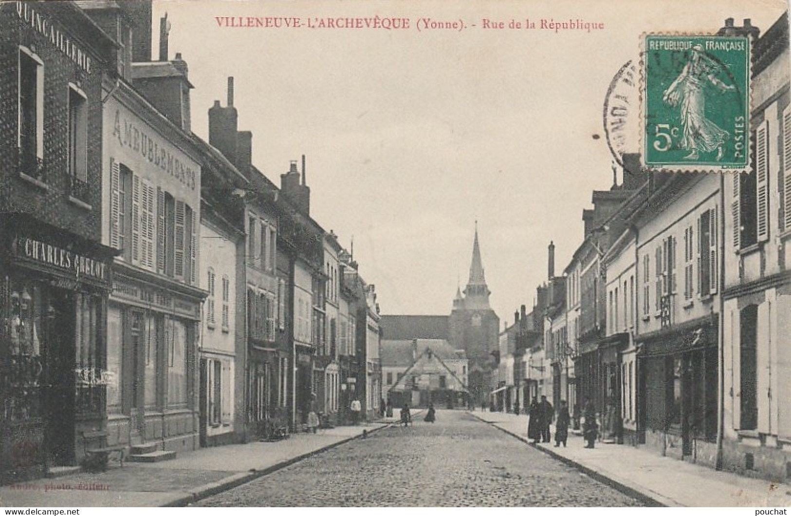 M5- 89) VILLENEUVE L'ARCHEVEQUE (YONNE) RUE DE LA REPUBLIQUE - (ANIMEE) - Villeneuve-l'Archevêque