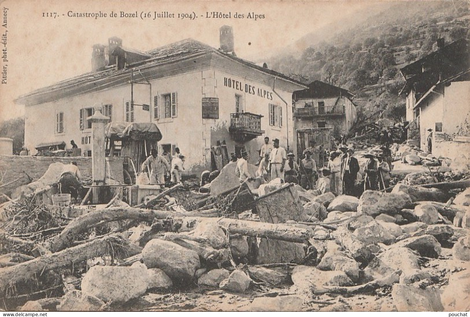 73) CATASTROPHE DE BOZEL (16 JUILLET 1904) L'HÔTEL DES ALPES - (ANIMEE - PERSONNAGES - HABITANTS - 2 SCANS)  - Bozel