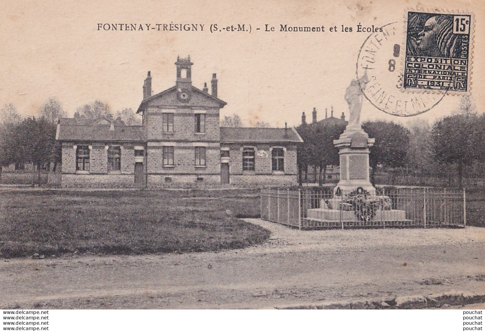 O17-77) FONTENAY - TRESIGNY - LE MONUMENT ET LES ECOLES - Fontenay Tresigny