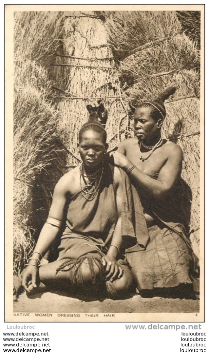 NATIVE WOMEN DRESSING THEIR HAIR - Südafrika