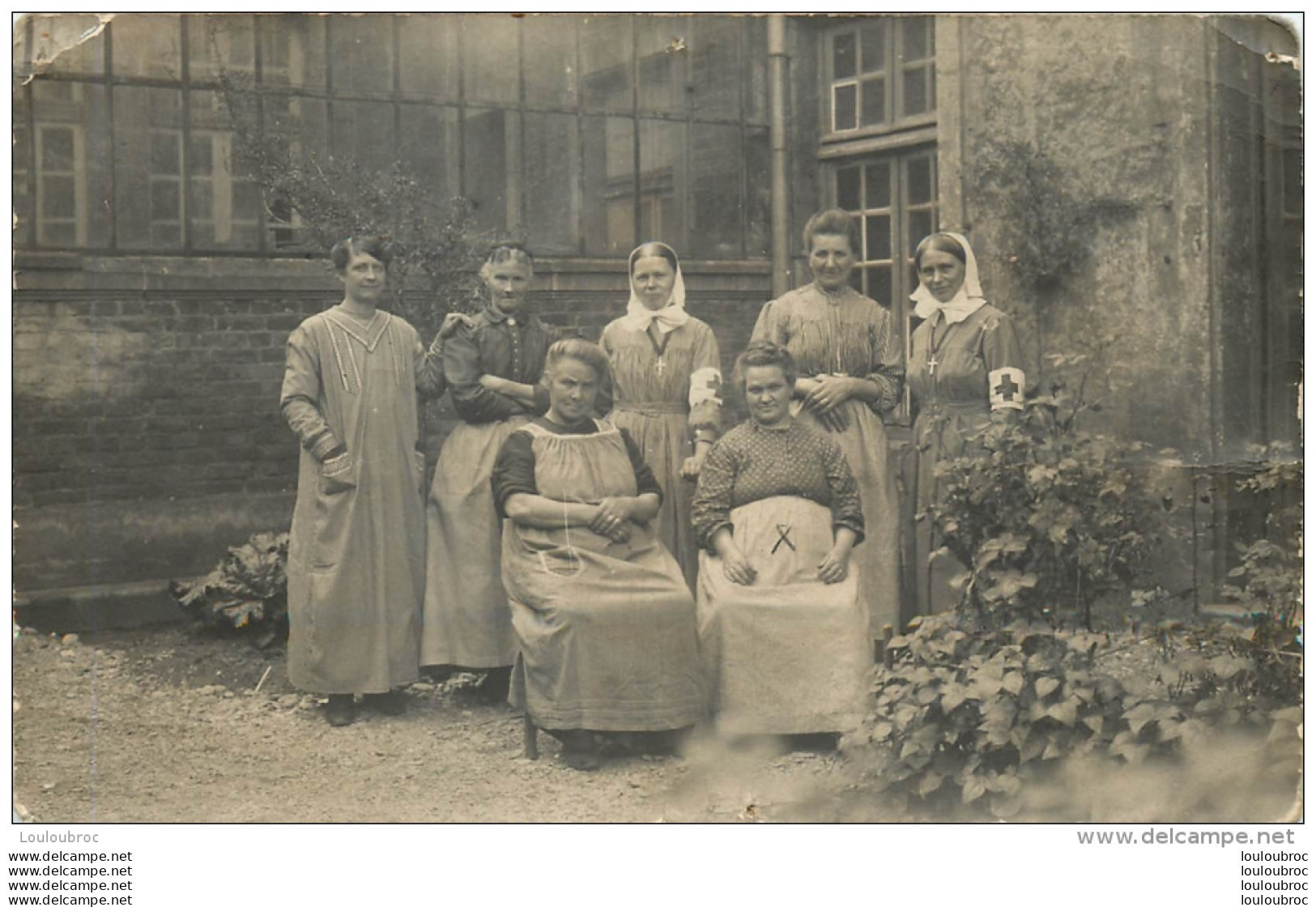 CARTE PHOTO LIEU NON IDENTIFIE  FEMME AVEC BRASSARD CROIX ROUGE - Zu Identifizieren