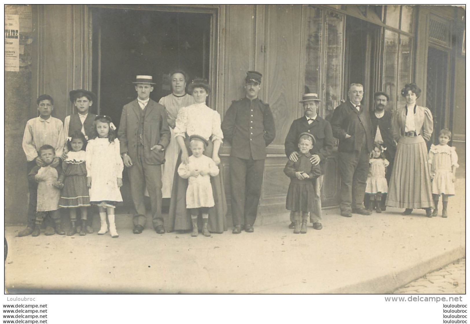 CARTE PHOTO GROUPE DE PERSONNES A GAUCHE UNE AFFICHE PARLE DE CONSCRITS - A Identifier