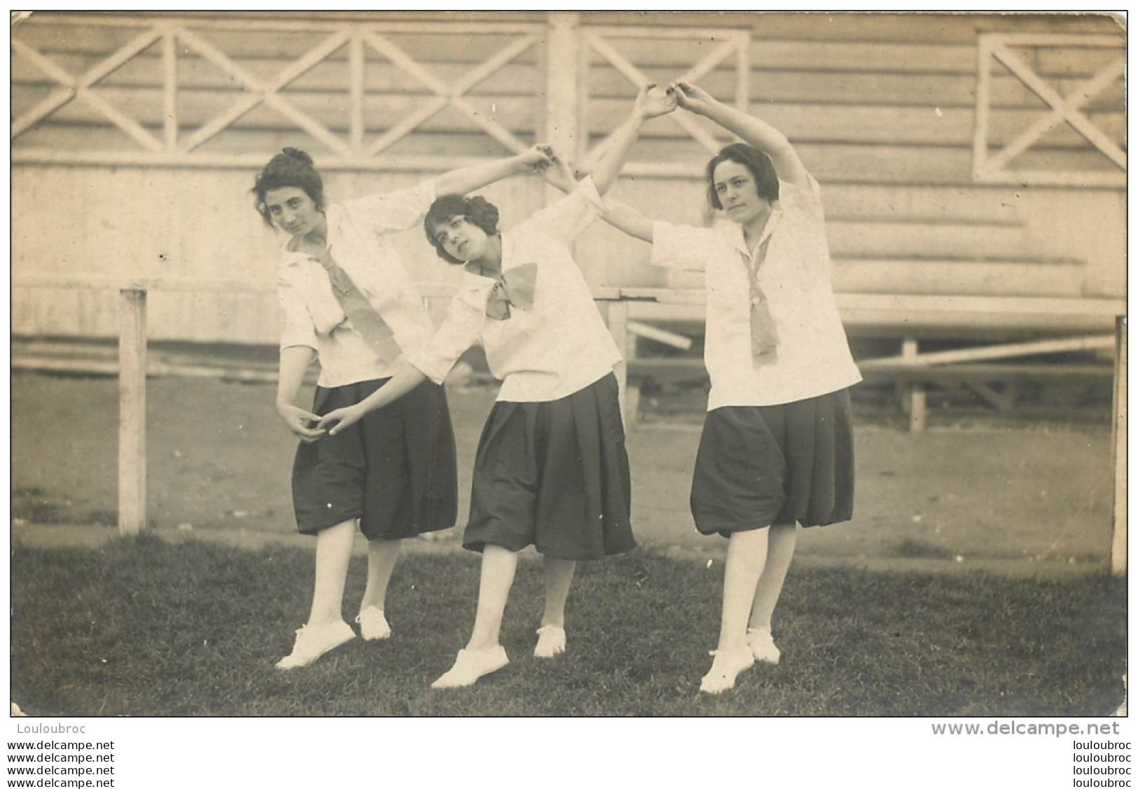 CARTE PHOTO  GROUPE DE JEUNES  FILLES LIEU NON IDENTIFIE - A Identifier