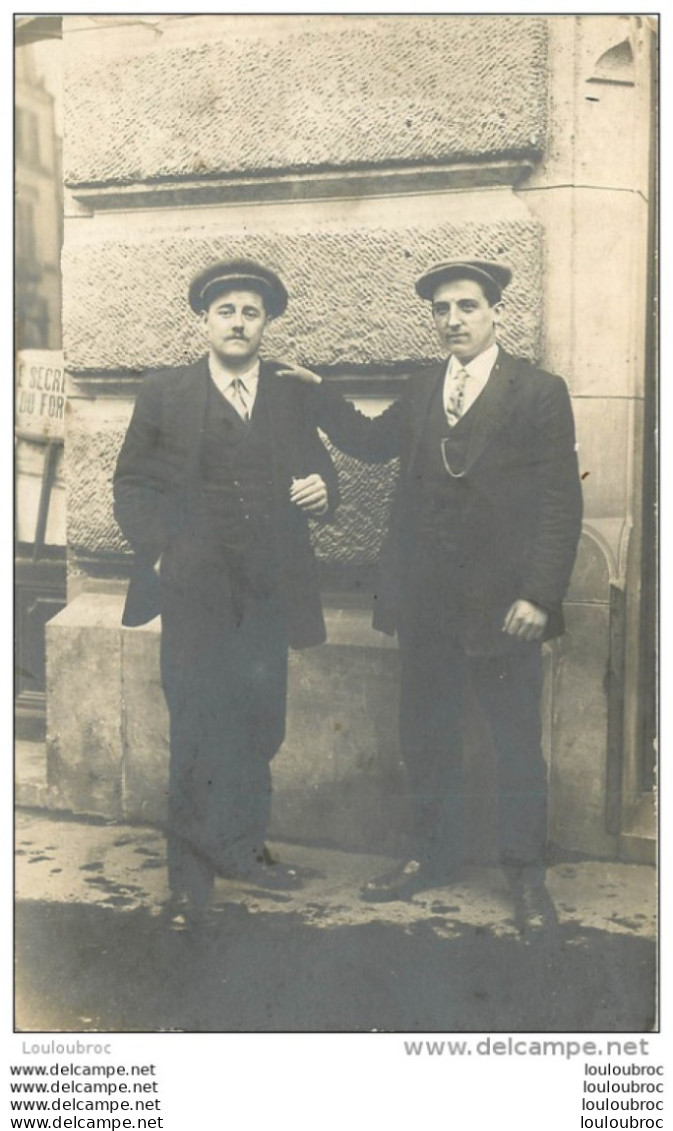 CARTE PHOTO  DEUX HOMMES LIEU NON IDENTIFIE - Zu Identifizieren