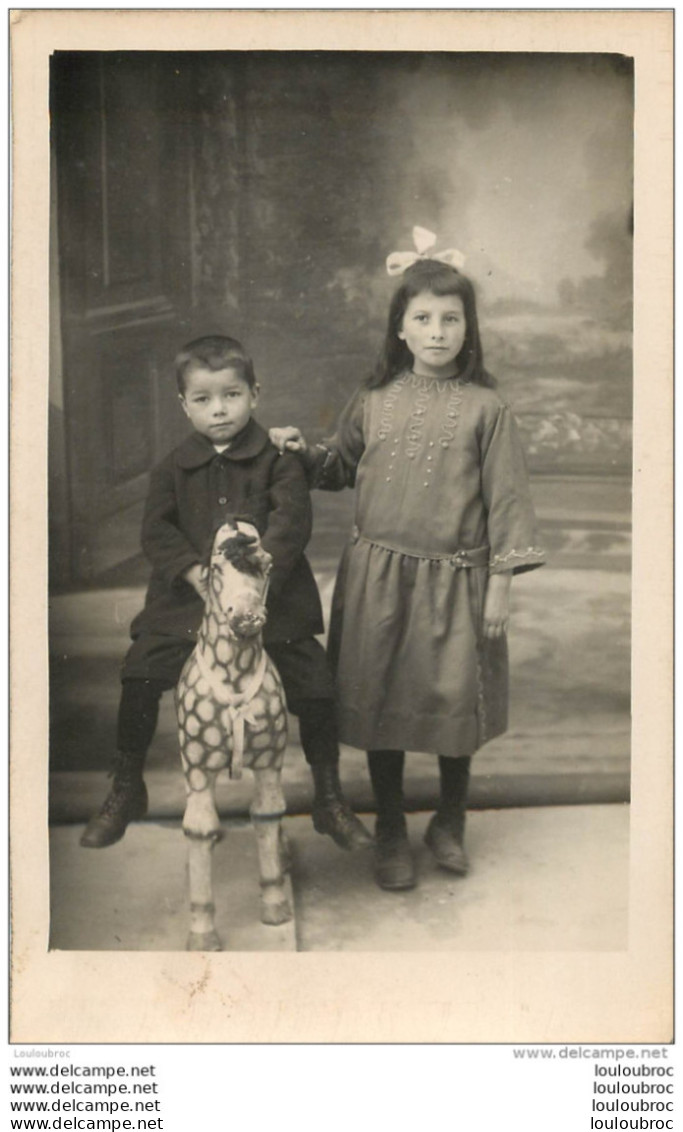 CARTE PHOTO   ENFANTS ET CHEVAL DE BOIS - A Identifier