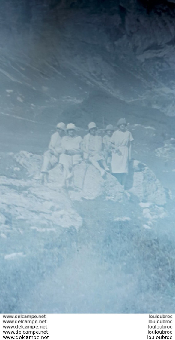 PLAQUE DE VERRE  GROUPE DE PERSONNES EN MONTAGNE   LIEU NON IDENTIFIE 12 X 9 CM - Glasdias