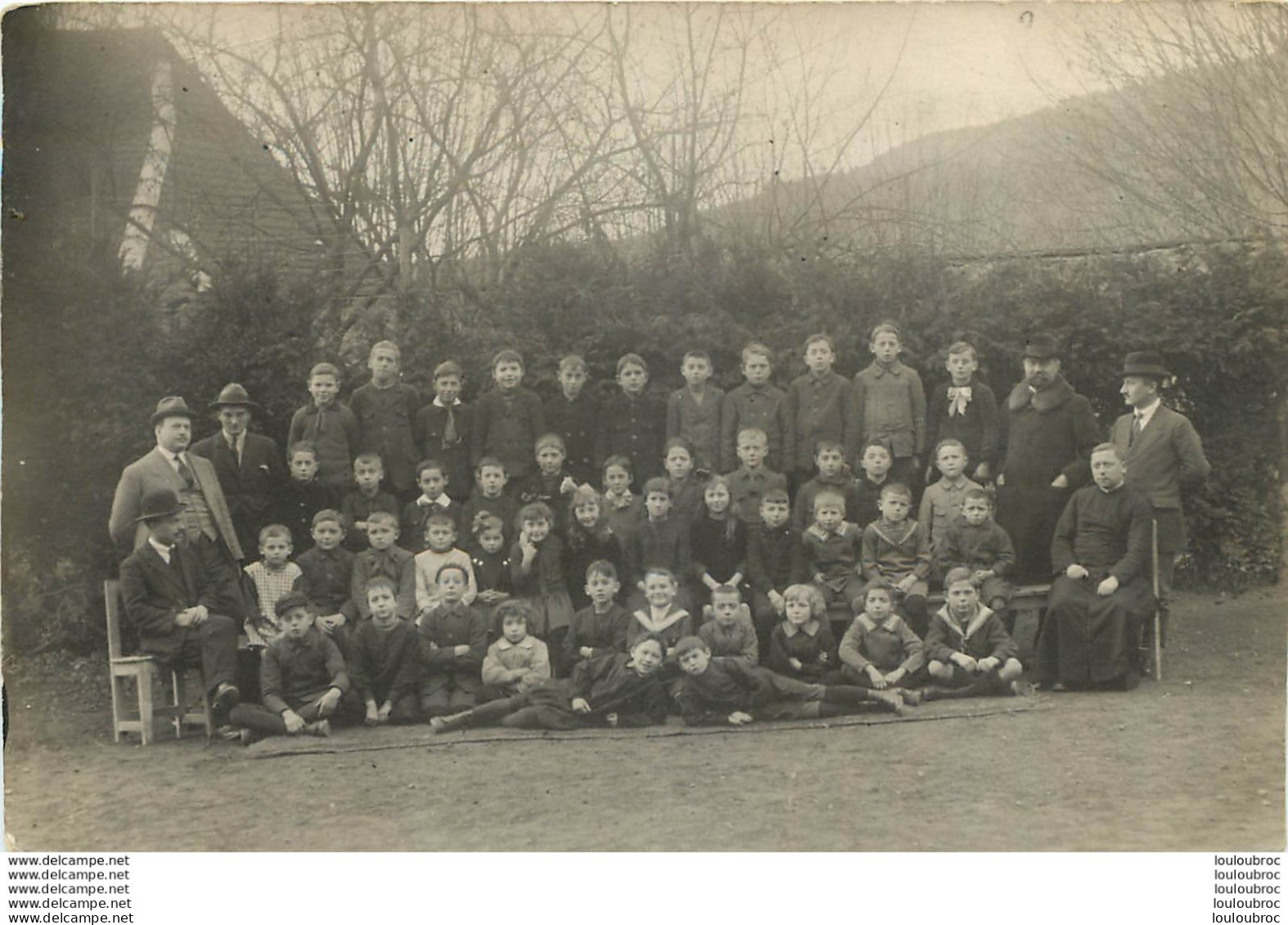 CARTE PHOTO  GROUPE D'ENFANTS ET ADULTES ET PRETRE LIEU NON IDENTIFIE - To Identify