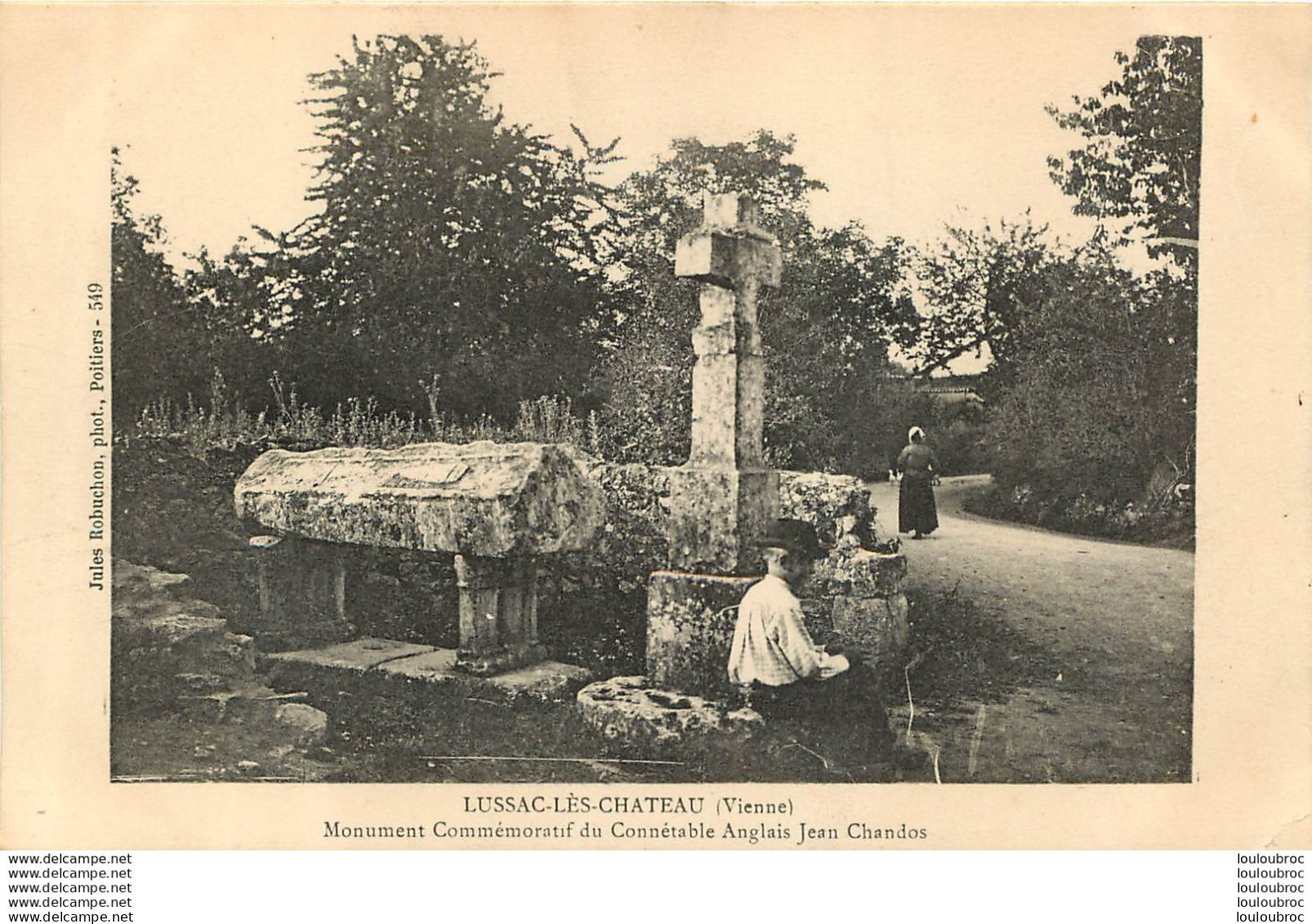 LUSSAC LES CHATEAUX  MONUMENT COMMEMORATIF DU CONNETABLE ANGLAIS JEAN CHANDOS - Lussac Les Chateaux