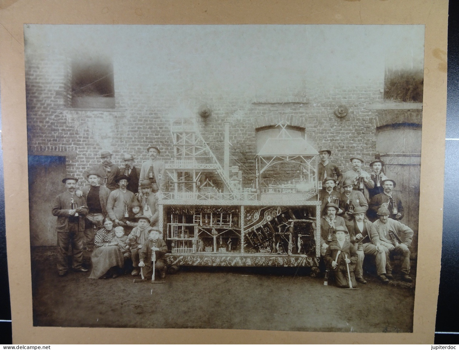 Photo Sur Carton Cantine Du Charbonnage De Montigny Le Tilleul (au Centre : Maquette D'un Charbonnage) - Lieux