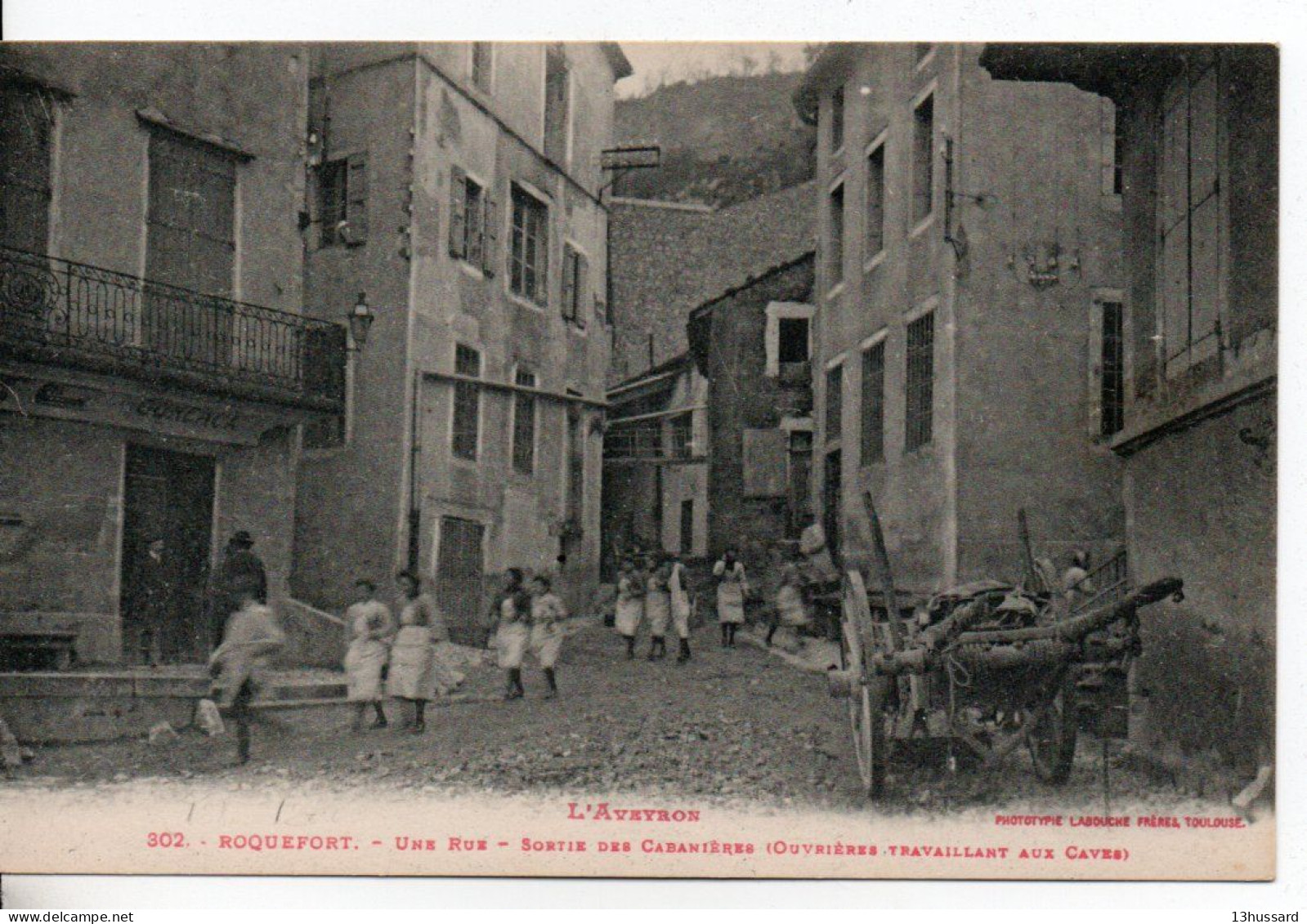 Carte Postale Ancienne Roquefort - Une Rue. Sortie Des Cabanières (Ouvrières Travaillant Aux Caves) - Roquefort