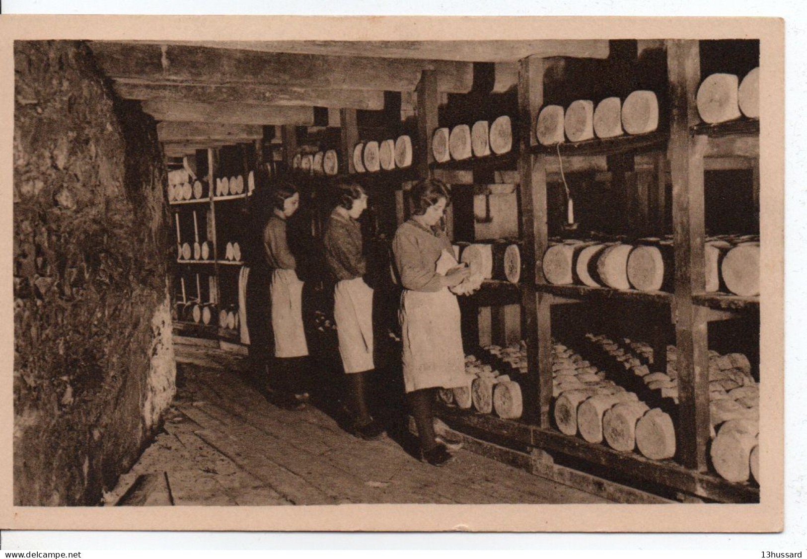 Carte Postale Ancienne Roquefort - Caves De La Rue. Revirage Du Fromage - Agriculture - Roquefort