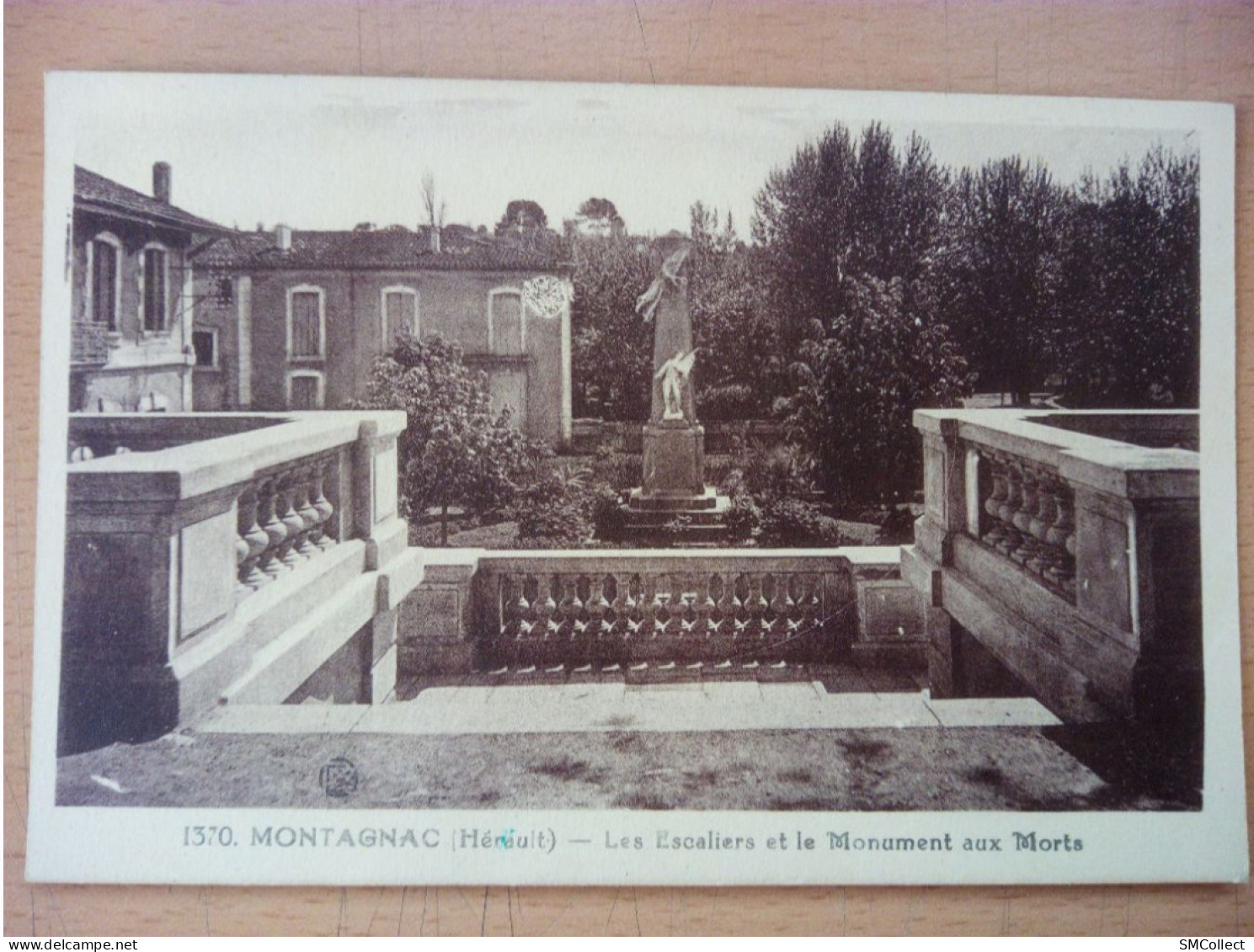 Montagnac, Les Escaliers Et Le Monument Aux Morts (A18p29) - Montagnac