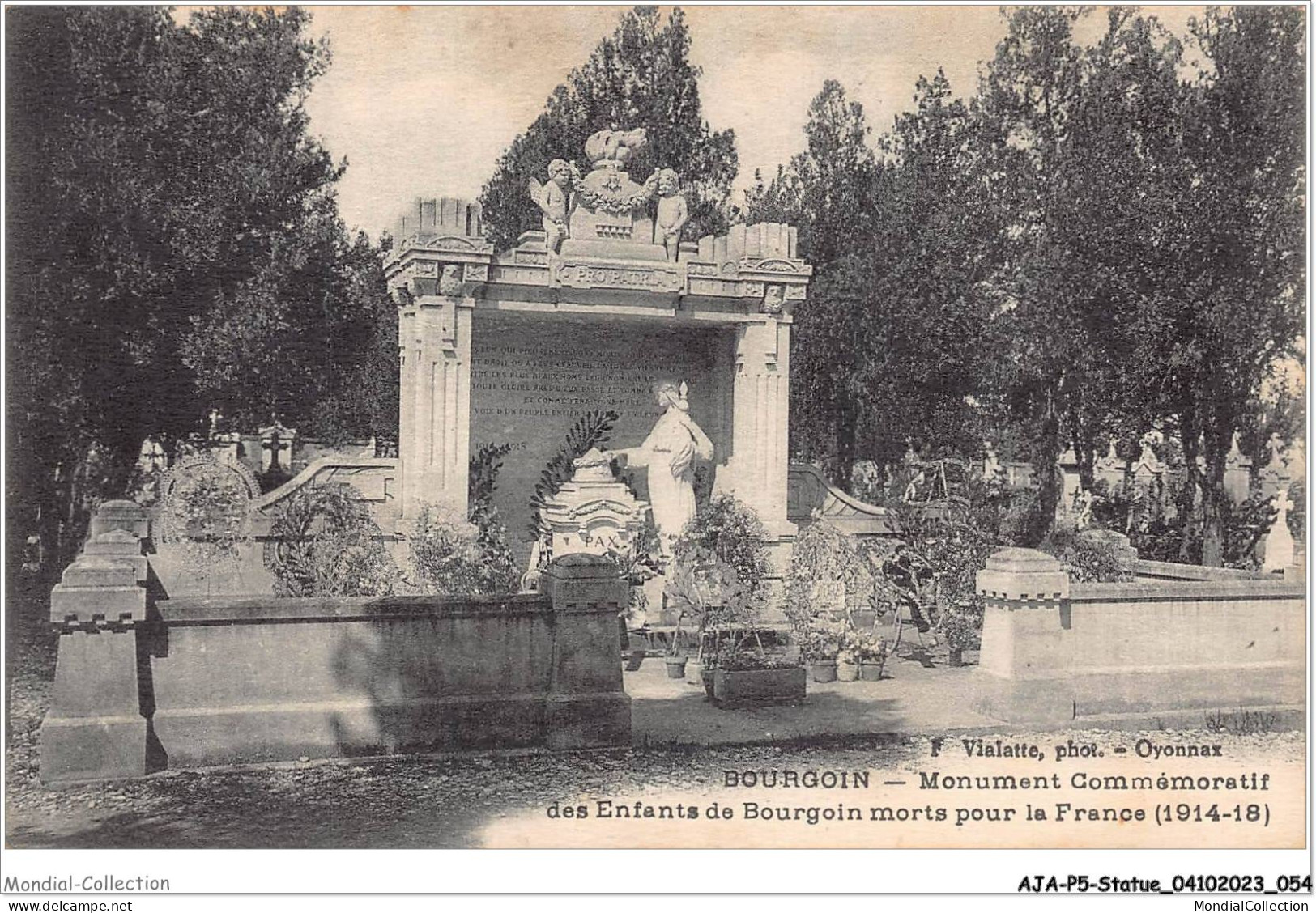 AJAP5-STATUE-0440 - BOURGOIN - Monument Commémoratif Des Enfants De Bourgoin Morts Pour La France  - Monuments