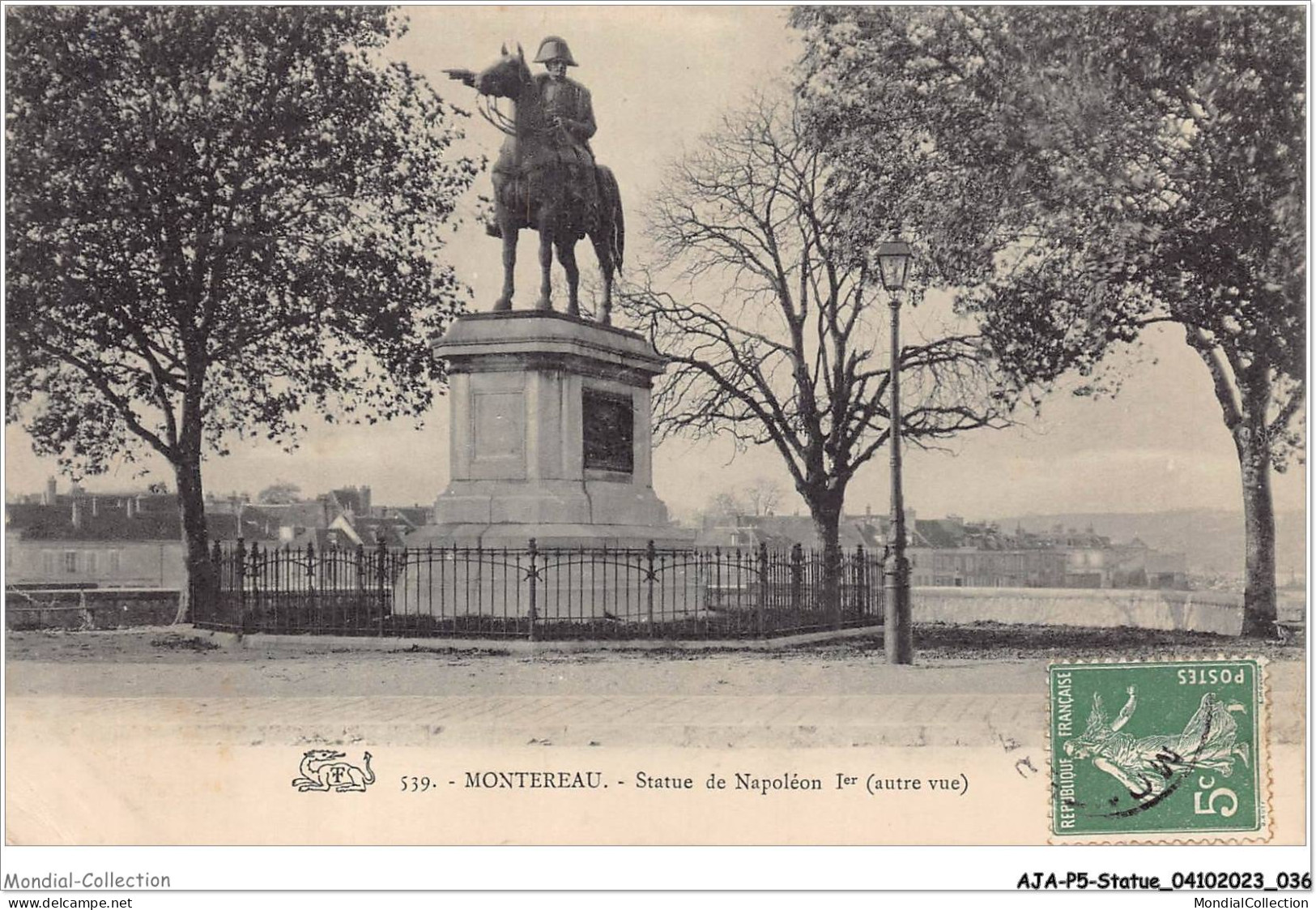 AJAP5-STATUE-0431 - MONTEREAU - Statue De Napoléon 1er - Monuments