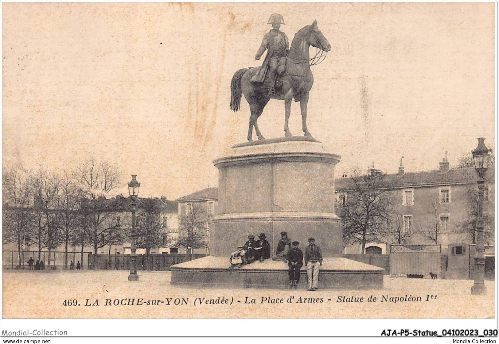 AJAP5-STATUE-0428 - LA ROCHE-SUR-YON - La Place D'armes - Statue De Napoléon 1er - Monuments