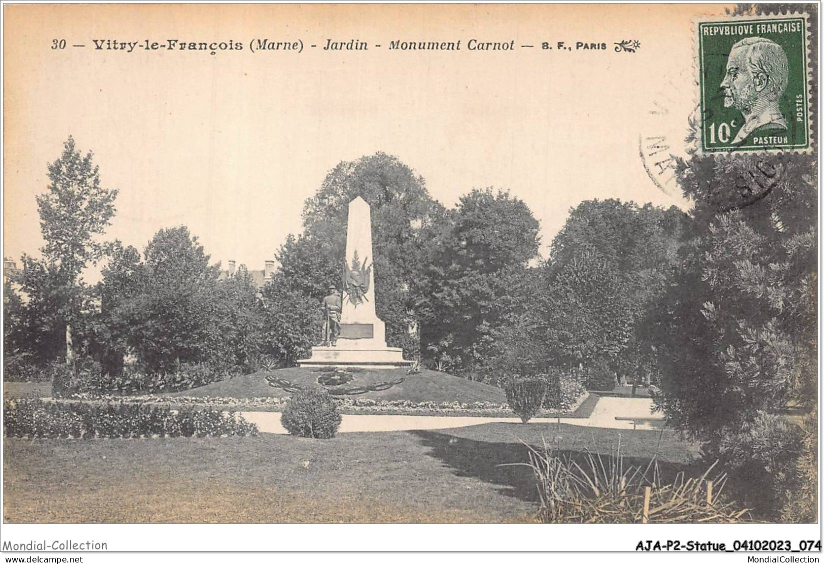 AJAP2-STATUE-0140 - VITTRY-LE-FRANCOIS - Jardin - Monument Carnot  - Denkmäler