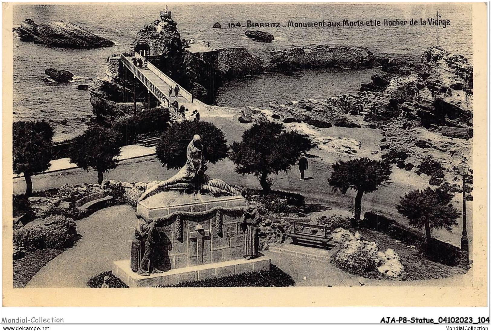 AJAP8-STATUE-0740 - BIARRITZ - Monument Aux Morts Et Le Rocher De La Vierge - Denkmäler