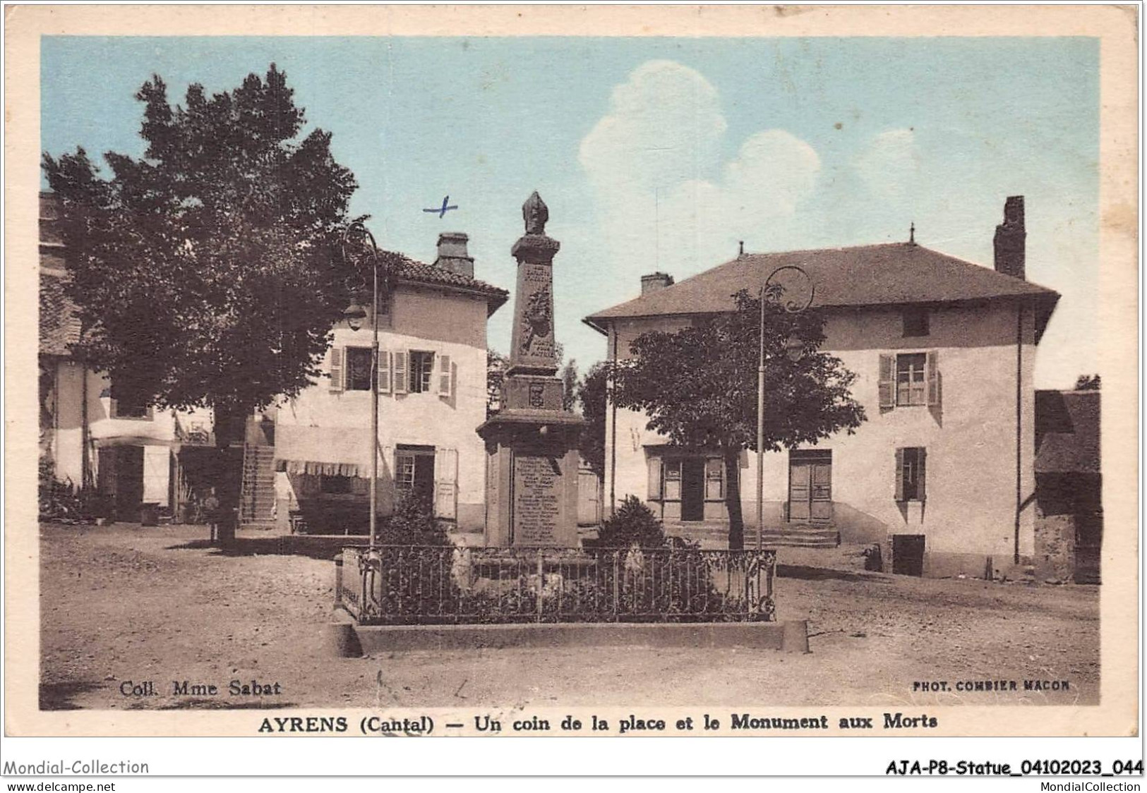 AJAP8-STATUE-0710 -AYRENS - Un Coin De La Place Et Le Monument Aux Morts - Denkmäler