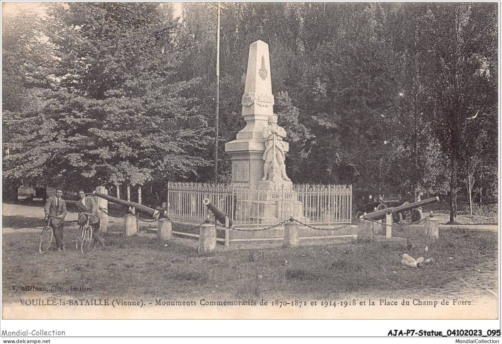 AJAP7-STATUE-0654 - VOUILLE-LA-BATAILLE - Monuments Commémoratif Et La Place Du Champ De Foire  - Denkmäler