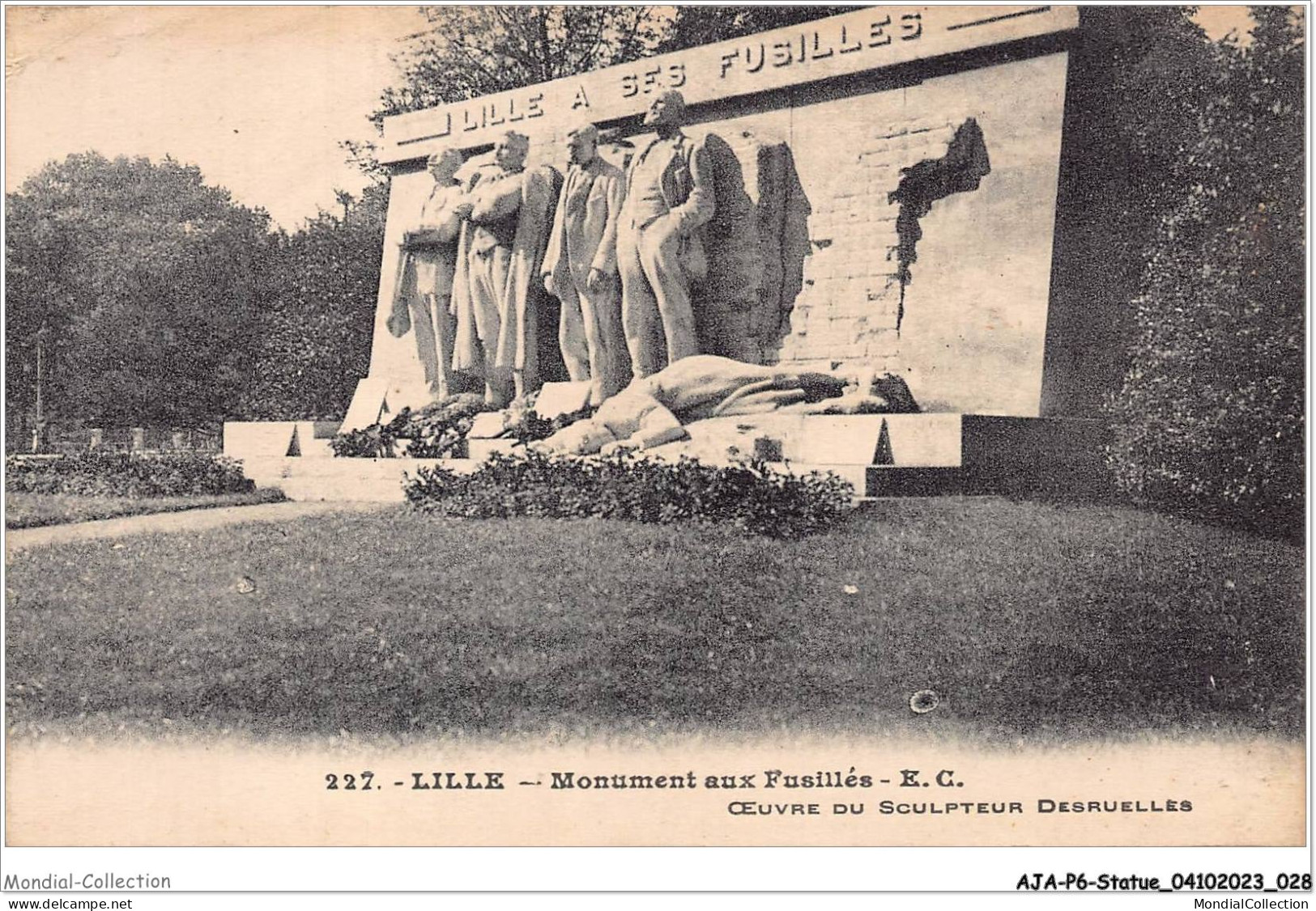 AJAP6-STATUE-0528 - LILLE - Monument Aux Fusillés - Monumenten