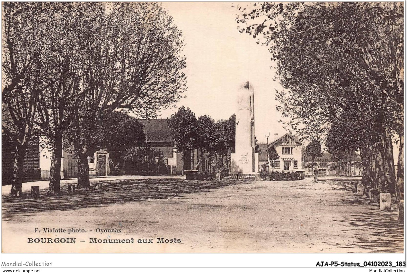 AJAP5-STATUE-0504 - BOURGON - Le Monument Aux Morts  - Monuments