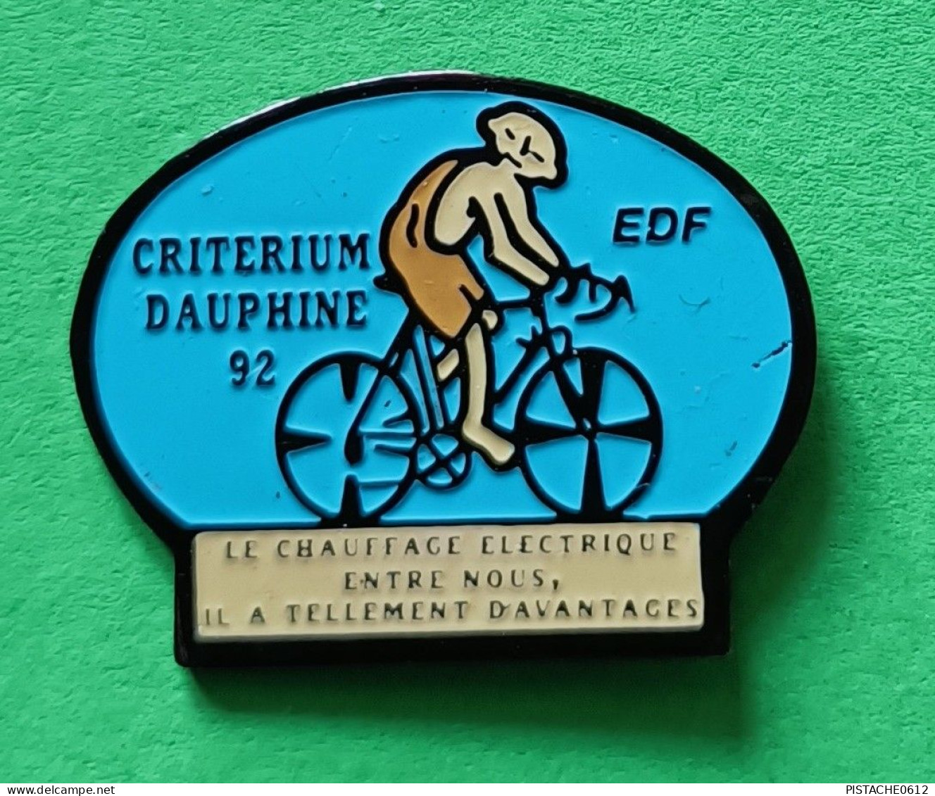 Pin's EDF Criterium Dauphiné 92 Le Chauffage Electrique Entre Nous Il A Tellement D'avantages Velo Bicyclette - EDF GDF