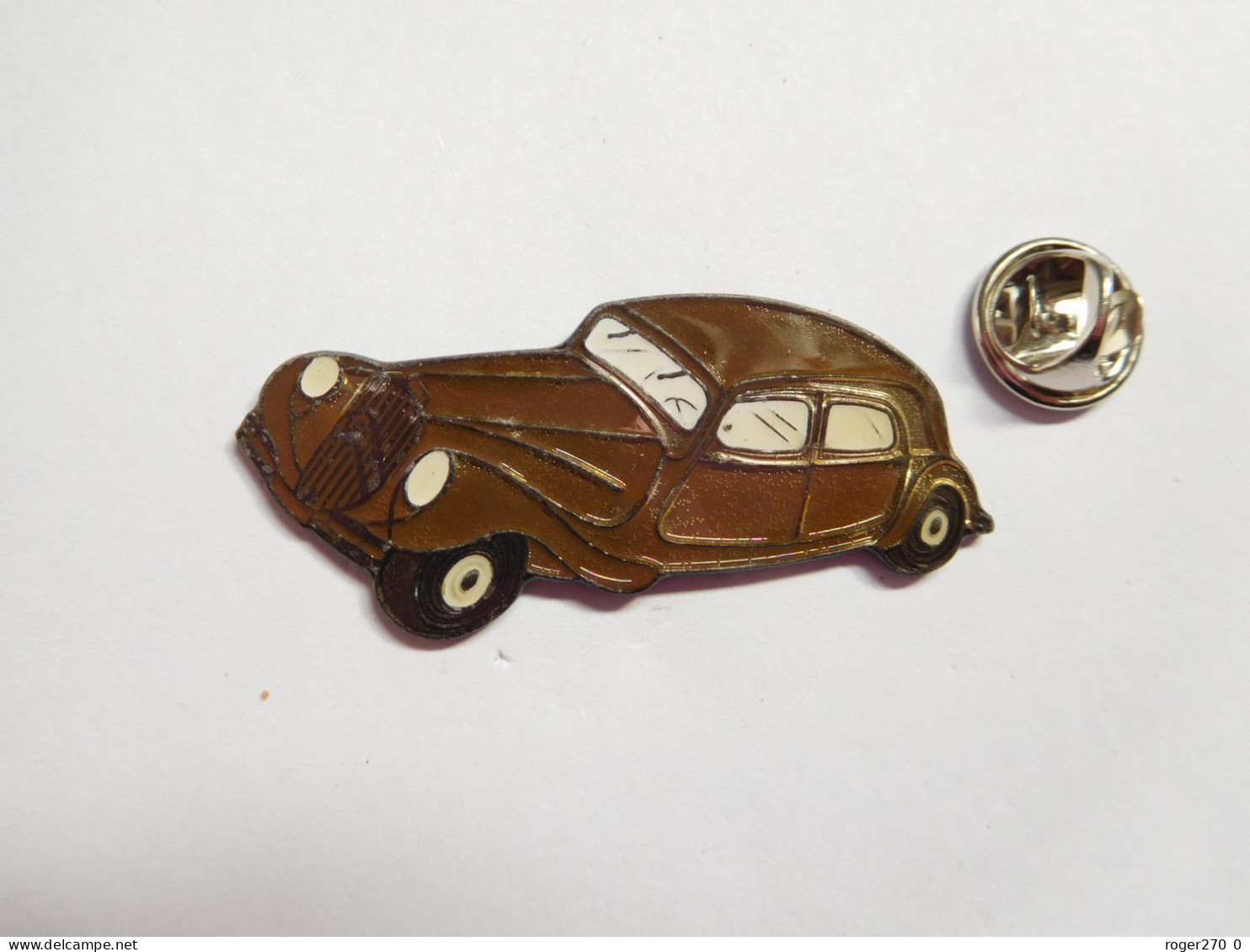 Beau Pin's, Auto Citroën Traction , Marron , Signé Qualité Collectors - Citroën