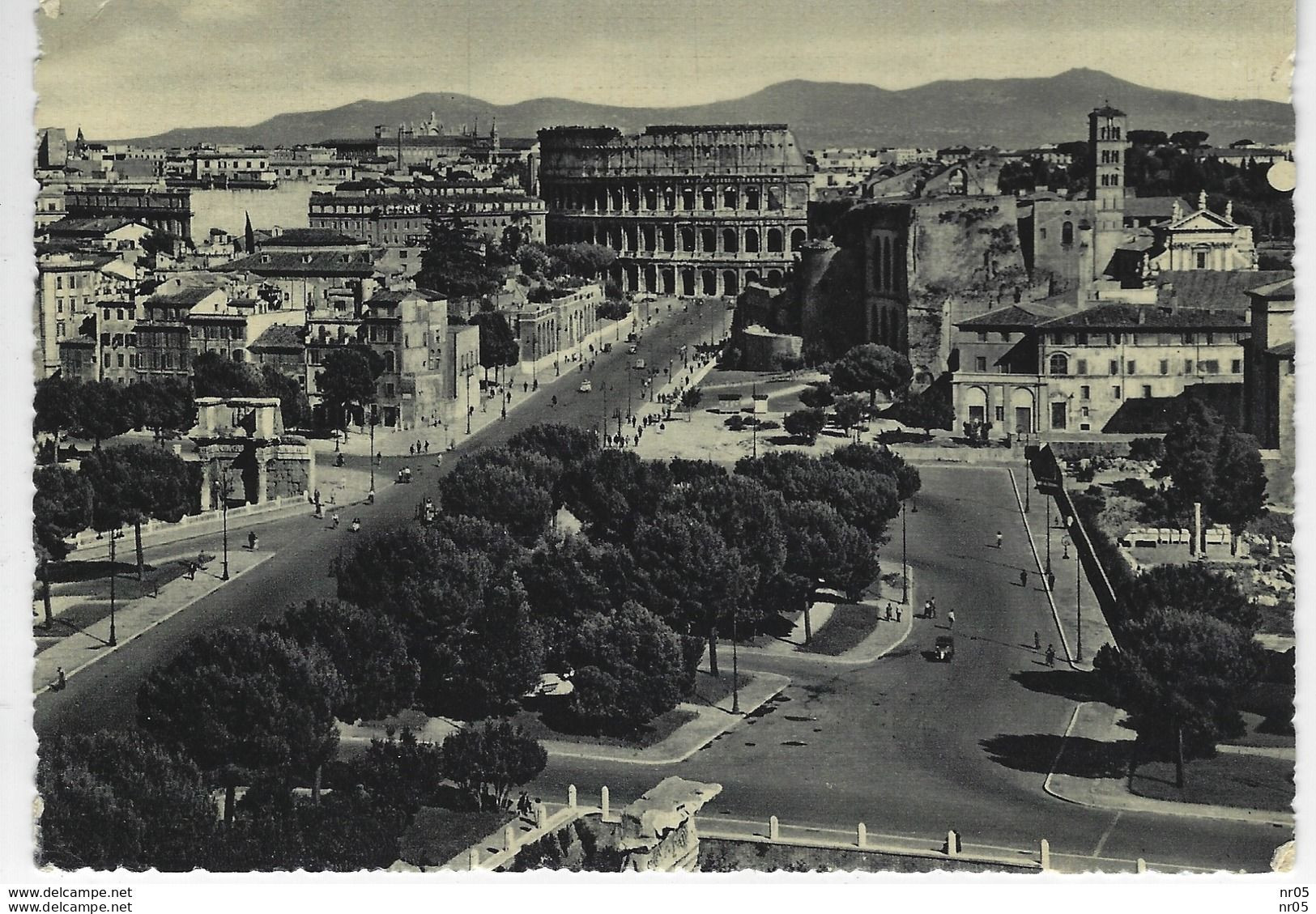 ITALIE -  ROMA - Rue Des Fort Imperiali Et Colosseo - ROME - Via Dei Fori Imperiali E Colosseo ( ROMA FERROVIA 1950 ) - Colosseo