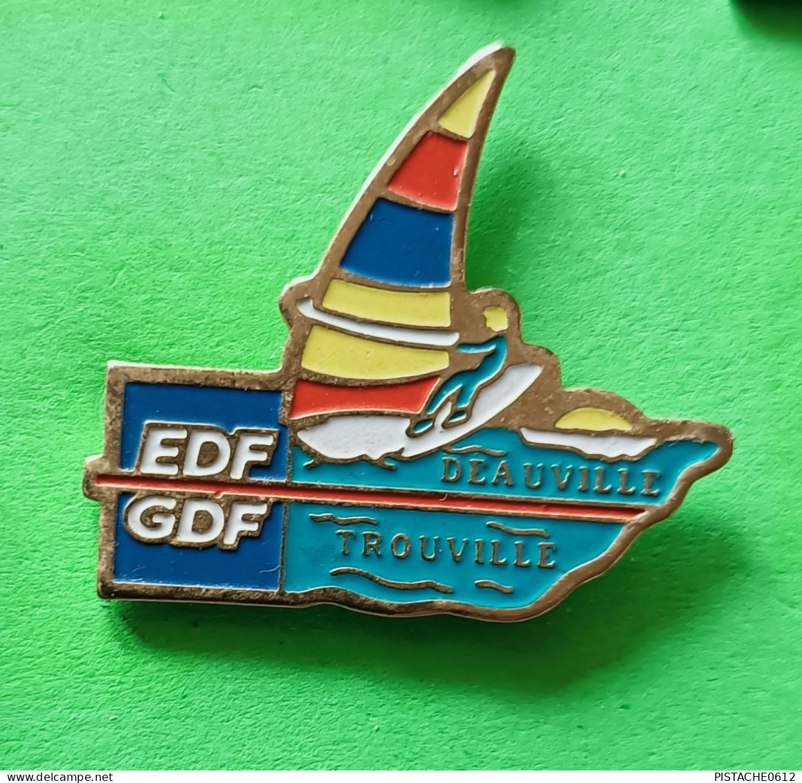 Pin's EDF-GDF Deauville Trouville Bateau Voilier Planche à Voile - EDF GDF