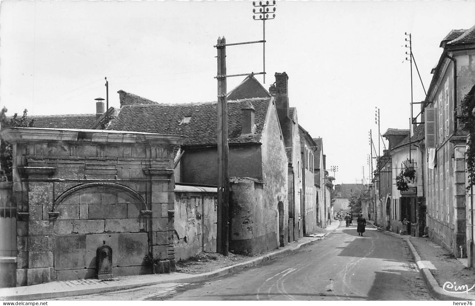 COULANGES LA VINEUSE - Rue André Vildieu (CPSM Petit Format) - Coulanges La Vineuse