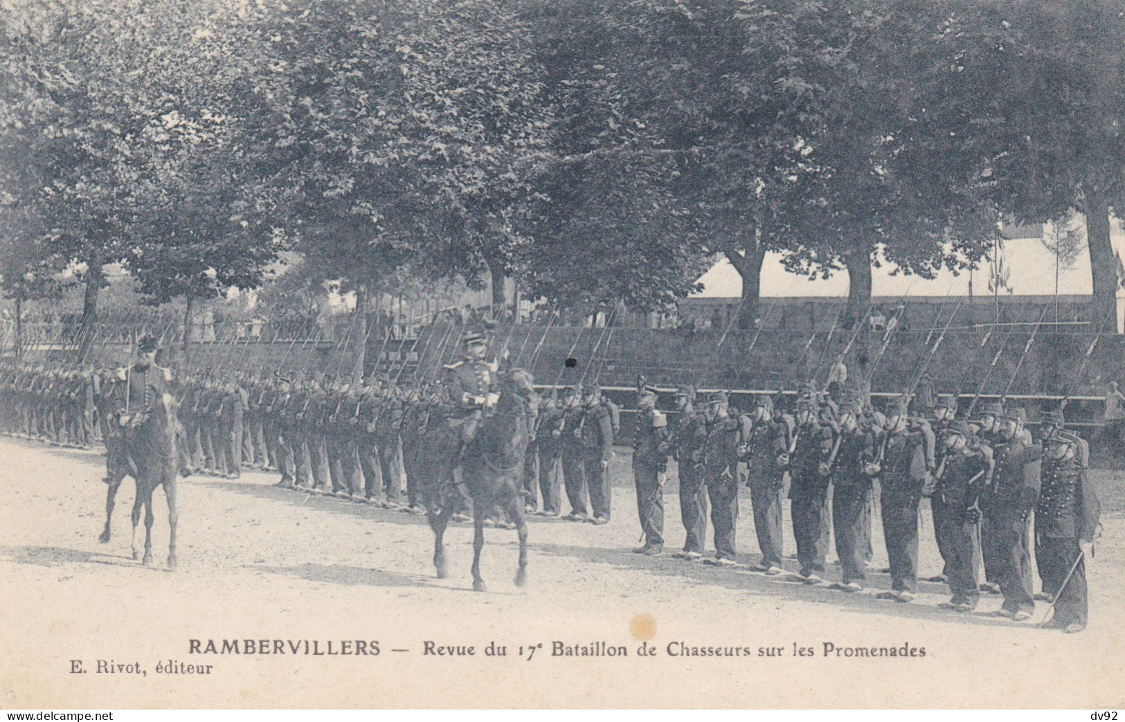 VOSGES RAMBERVILLIERS REVUE DU 17 EME BATAILLON DE CHASSEURS SUR LES PROMENADES - Rambervillers