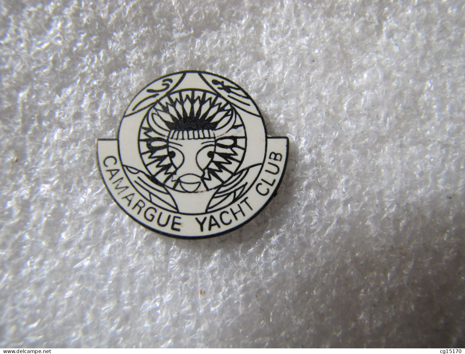 PIN'S    CAMARGUE  YACHT CLUB   TAUREAU  Email Grand Feu - Animaux