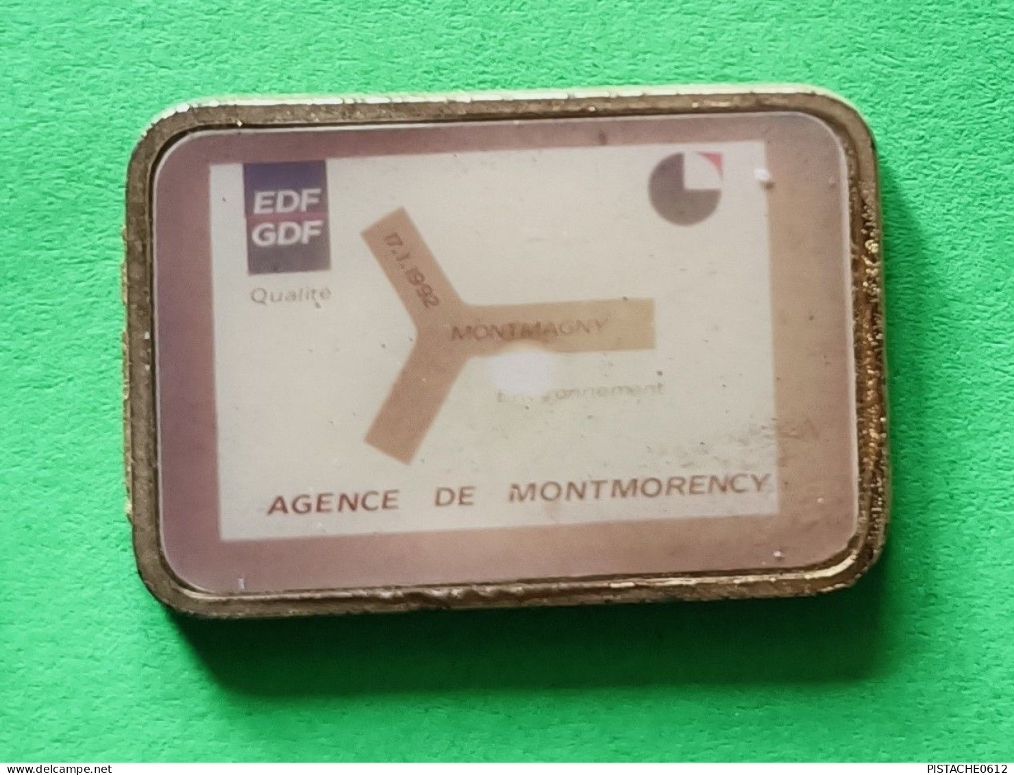 Pin's EDF-GDF Montgeron Val D'Oly Signé Plast.I.D - EDF GDF