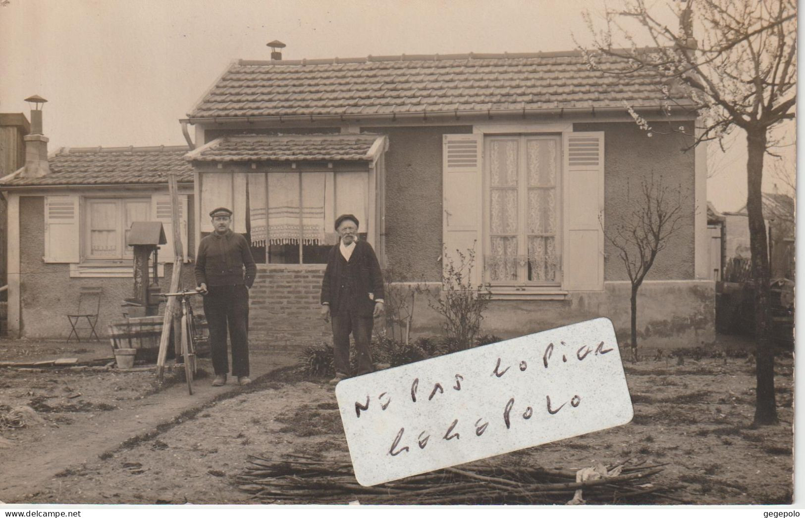 BOBIGNY - On Pose Devant La Maison  ( Carte Photo ) - Bobigny