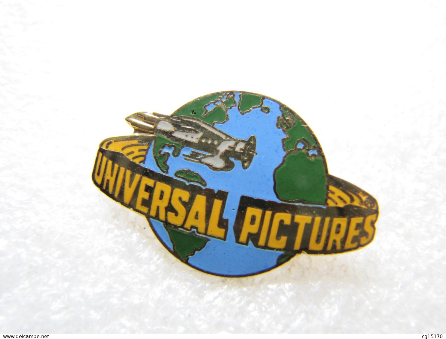 NO PIN'S   BROCHE  UNIVERSAL PICTURES    CINEMA      Email Grand Feu  AVION - Films