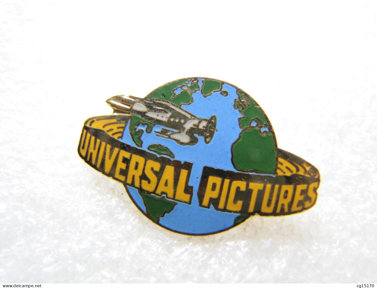 NO PIN'S   BROCHE  UNIVERSAL PICTURES    CINEMA      Email Grand Feu  AVION - Cinéma