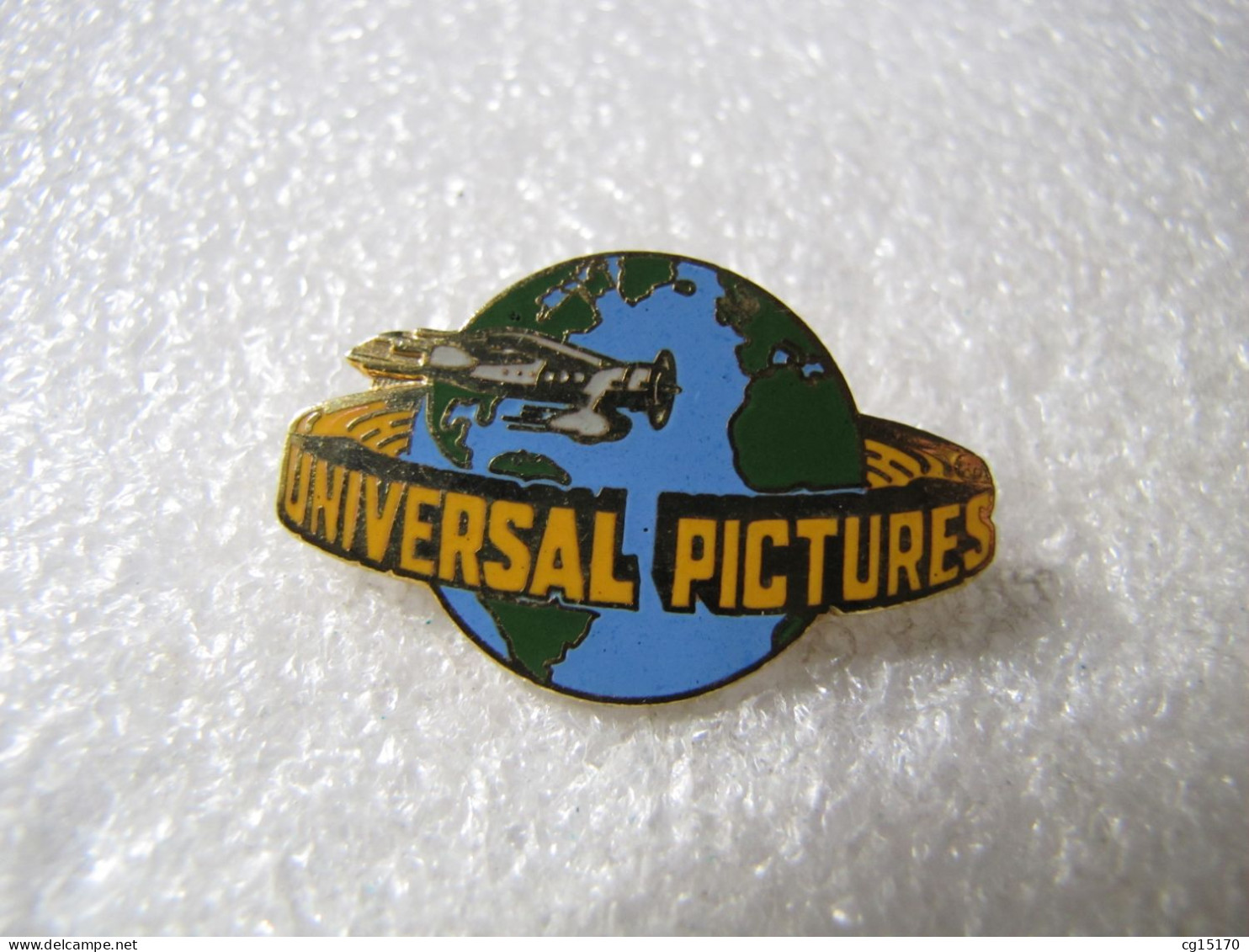 NO PIN'S   BROCHE  UNIVERSAL PICTURES    CINEMA      Email Grand Feu  AVION - Filmmanie