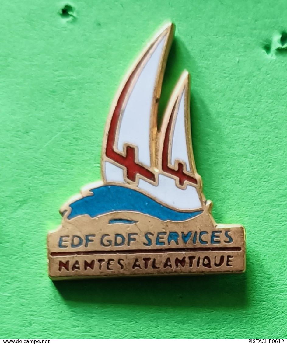 Pin's EDF-GDF Services Nantes Atlantique 44  Bateau Voilier Signé Stadium - EDF GDF