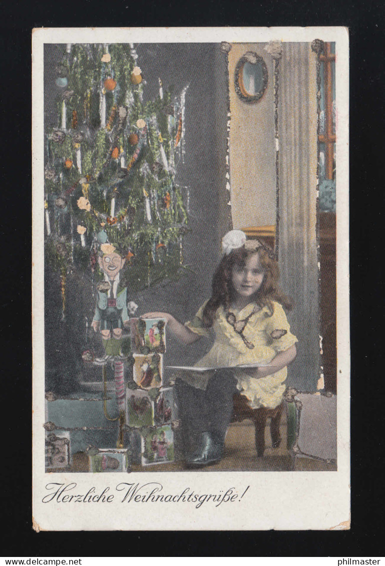 Herzliche Weihnachtsgrüße Kind Neben Geschmücktem Weihnachtsbaum, Beschriftet  - Contre La Lumière