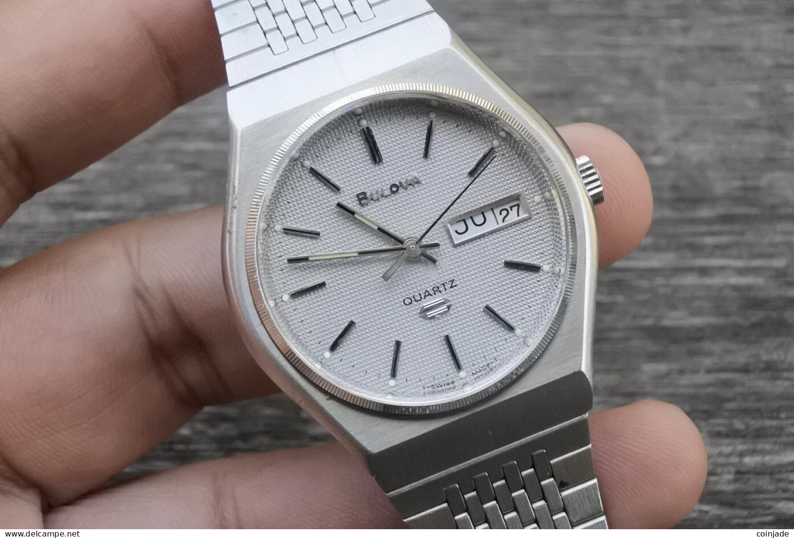 Vintage Bulova 1980sTextured Dial Men Quartz Watch Swiss Made Round Shape 38mm - Antike Uhren