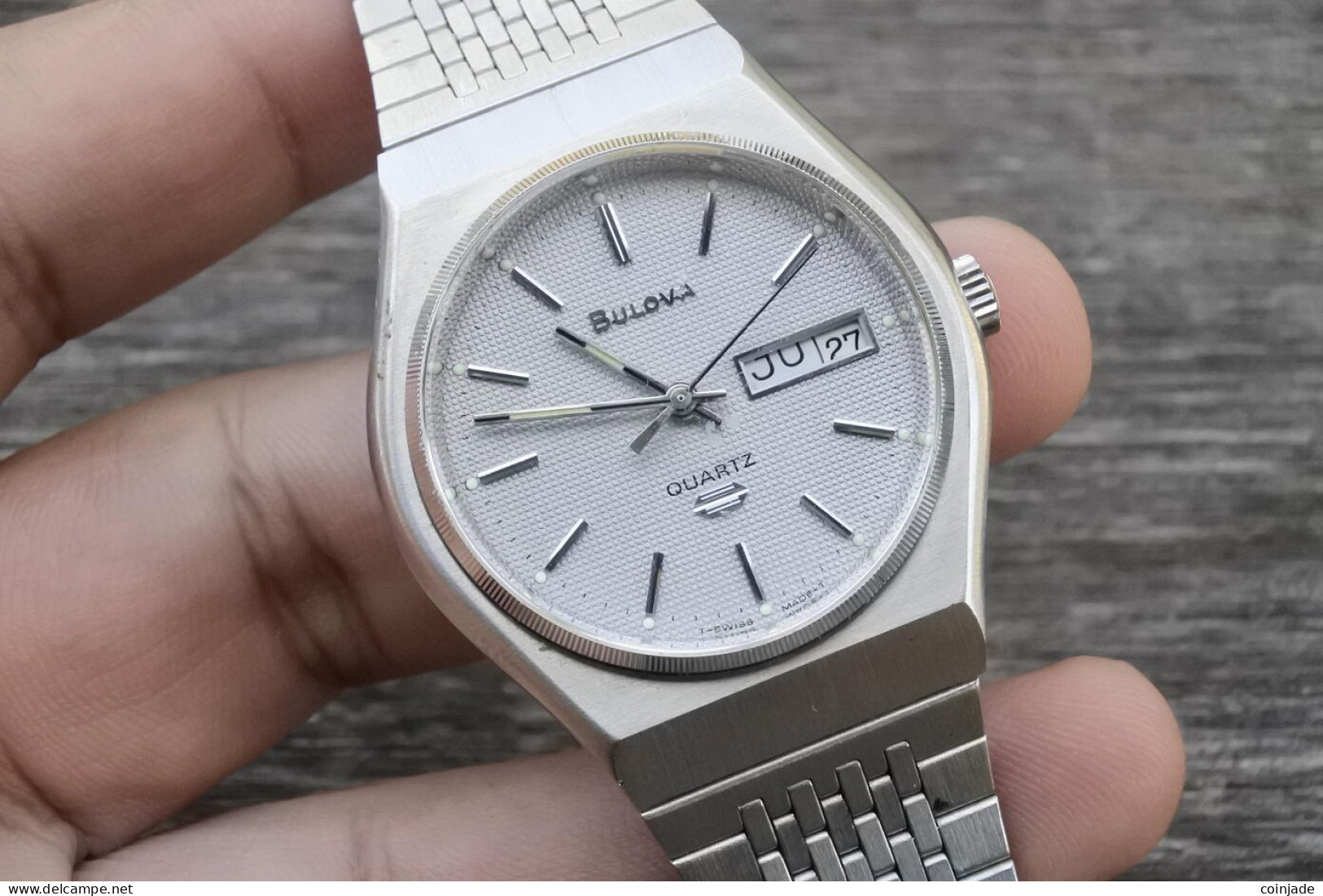 Vintage Bulova 1980sTextured Dial Men Quartz Watch Swiss Made Round Shape 38mm - Antike Uhren